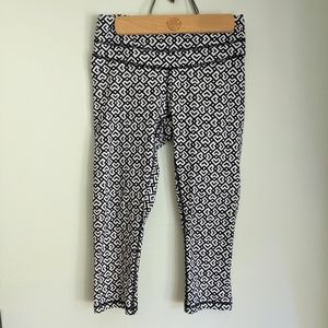 LUCY Hatha Collection Geometric Crop Capri Legging Shorts Small Black White 208